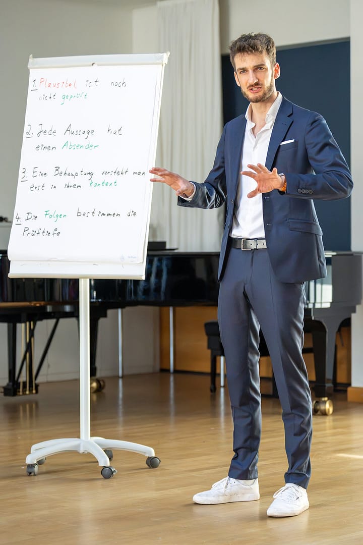 Sandro Balk vermittelt Inhalte am Flipchart.